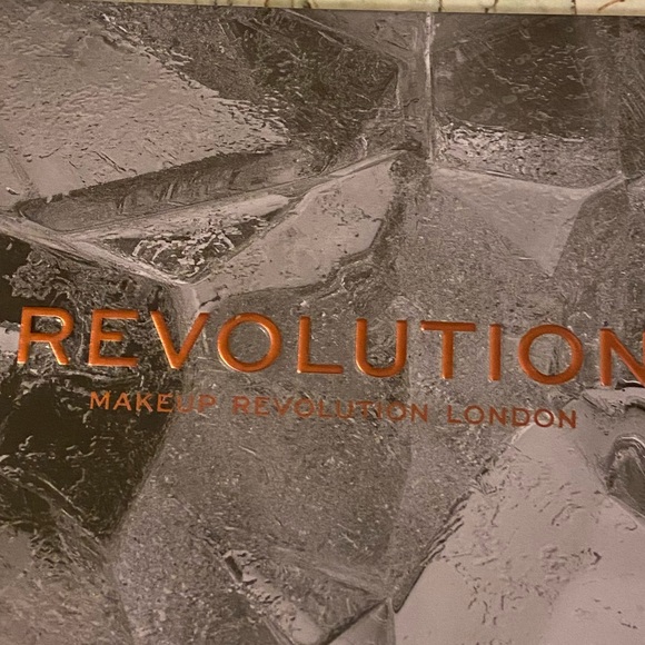 Makeup Revolution Eyeshadow Palette - Picture 2 of 2